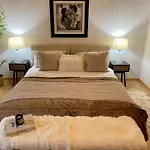 Ski-inout 4br Alpen Chalet, Views & Fire Chalet